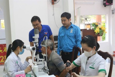 Khám, tư vấn điều trị mắt cho người dân.