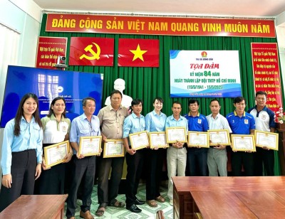 Khen thưởng những tập thể, cá nhân đạt giải tại Hội thi Nghi thức Đội.