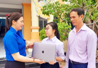 Chị Mai Sa, Trưởng nhóm thiện nguyện Gieo duyên trao chiếc Macbook trị giá 22 triệu đồng cho em Nguyễn Thị Huyền Trang. Ảnh: KIM LIÊN