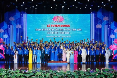 Các đại biểu chụp hình lưu niệm.