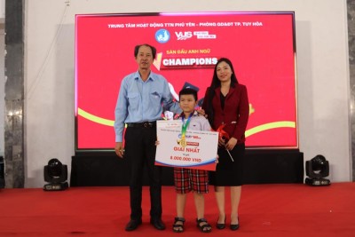Trao giải nhất khối lớp 3 cho Nguyễn Hoàng Phi Long.
