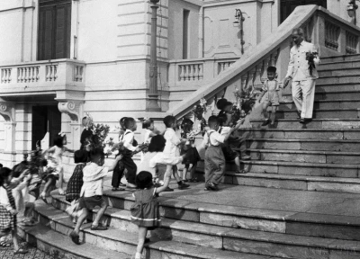 Các cháu thiếu nhi Thủ đô đến chúc thọ Bác Hồ tại Phủ Chủ tịch, ngày 19/5/1958. (Ảnh: TTXVN)