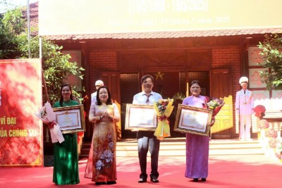 Đồng chí Cao Thị Hòa An, Bí thư Tỉnh ủy, Chủ tịch Hội đồng Nhân dân tỉnh trao Bằng khen của Thủ tướng chính phủ cho tập thể và 02 cá nhân.