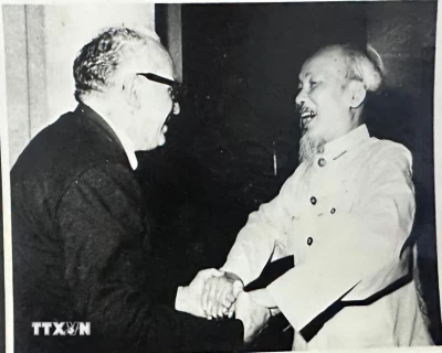 Ủy viên Bộ Chính trị Đảng Cộng sản Venezuela (PCV) Eduardo Gallegos trong một lần gặp Chủ tịch Hồ Chí Minh tại Thủ đô Hà Nội, tháng 9/1964. (Ảnh: Gia đình nhân vật cung cấp/TTXVN phát)