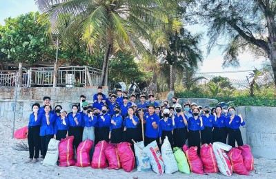 Đoàn viên thanh niên tích cực ra quân hưởng ứng Ngày chủ nhật xanh lần thứ II năm 2025.
