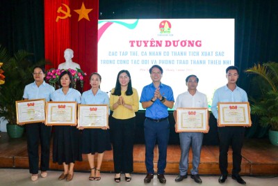 Tuyên dương và trao bằng khen cho các tập thể có thành tích xuất sắc trong công tác Đội và phong trào thiếu nhi trong năm học qua.