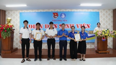Tỉnh Đoàn phối hợp Hội Sinh viên Việt Nam tỉnh trao giải nhất cho nhóm sinh viên với sản phẩm “Giáo dục trí tuệ cảm xúc thông qua thơ thiếu nhi Việt Nam hiện đại”.