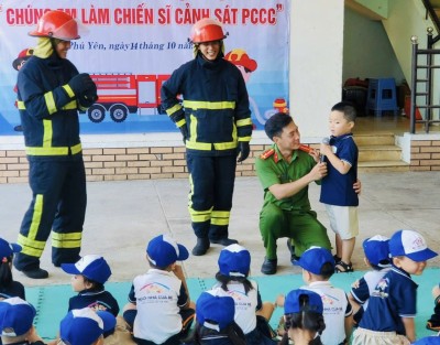 Thượng úy Phạm Lê Duy tuyên truyền cho thiếu nhi về phòng cháy chữa cháy. Ảnh: CTV