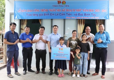 Bàn giao nhà Kế hoạch nhỏ cho gia đình em Lê Cẩm Tiên, xã Đức Bình Tây, huyện Sông Hinh.