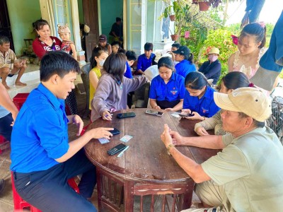  Đoàn viên thanh tiên tích cực hỗ trợ người dân tham góp ý đối với dự thảo Nghị quyết sửa đổi, bổ sung một số điều của Hiến pháp năm 2013.