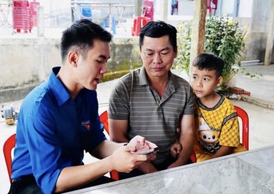Thành viên đội hình thanh niên tình nguyện Bình dân học vụ số xã An Định (huyện Tuy An) hướng dẫn nâng cao năng lực số cho người dân. Ảnh: CTV