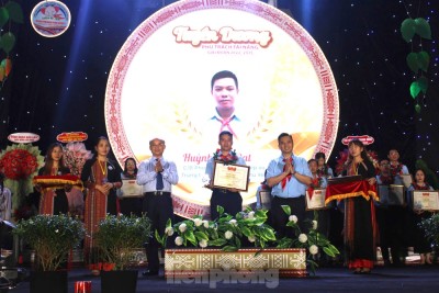 Quang cảnh tuyên dương danh hiệu “Phụ trách tài năng”.