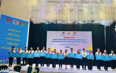 Thiếu nhi tiêu biểu nhận được quà tuyên dương của Ban Bí thư Trung ương Đoàn.
