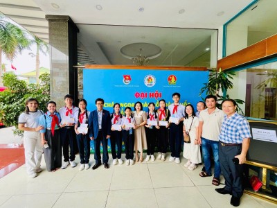 Đoàn ĐBQH tỉnh đã tặng quà cho các đại biểu thiếu nhi.