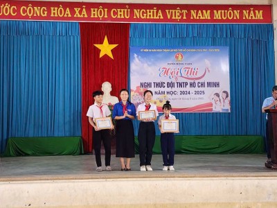 Ban Tổ chức trao giải cho các đội thi.