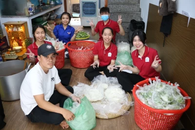 Trần Văn Toàn (áo trắng) và các tình nguyện viên chuẩn bị nấu ăn cho bệnh nhân