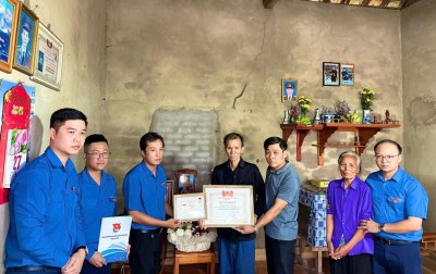 Tỉnh đoàn Phú Thọ trao Huy hiệu “Tuổi trẻ dũng cảm” và Bằng khen của Ban Chấp hành Tỉnh đoàn  cho gia đình anh Đặng Duy Doanh