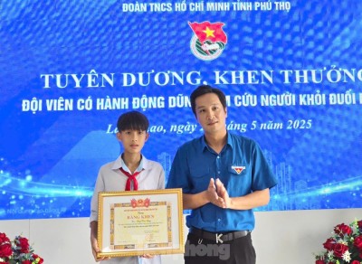Đồng chí Bùi Đức Giang, Bí thư Tỉnh đoàn Phú Thọ trao bằng khen  cho em Đặng Tuấn Hưng