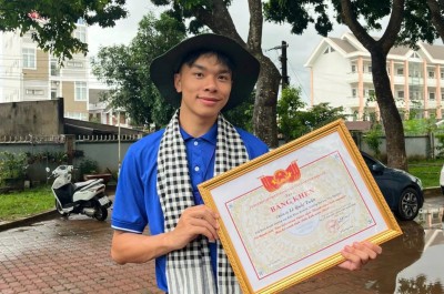 Lê Quốc Tuấn mang nhiều bằng khen, thành tích về cho mẹ.