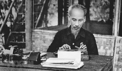Chủ tịch Hồ Chí Minh làm việc tại Việt Bắc trong thời kỳ kháng chiến chống thực dân Pháp. Ảnh: TTXVN
