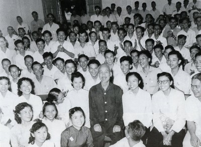 ​​​​​​​ Chủ tịch Hồ Chí Minh với các đại biểu dự Đại hội lần thứ III Hội Nhà báo Việt Nam (tháng 9-1962)_Ảnh: hoinhabaovietnam.vn