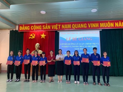 Ban tổ chức lớp học đã trao giấy chứng nhận cho học viên.