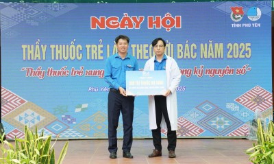 Tỉnh Đoàn, Hội LHTN tỉnh trao tặng 500 túi an sinh cho xã Xuân Lãnh.
