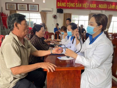 Y, bác sĩ trẻ khám bệnh cho người dân.