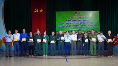 Trao tặng “Kỷ niệm chương Cựu Thanh niên xung phong Việt Nam” cho hội viên cựu TNXP trên địa bàn tỉnh.