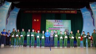 Ban Tổ chức đã trao giấy chứng nhận cho chiến sĩ nhí đã hoàn thành Chương trình “Học kỳ trong quân đội” 2025.