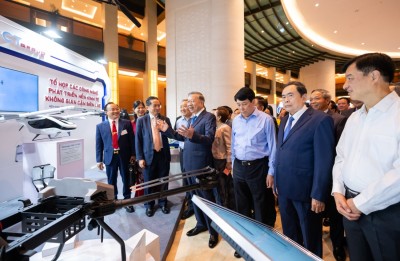 Tổng Bí thư Tô Lâm và các đồng chí lãnh đạo Đảng, Nhà nước tham quan Triển lãm "Những thành tựu trong phát triển  kinh tế tư nhân và các gian hàng trưng bày sản phẩm của các doanh nghiệp tư nhân"_Nguồn: nhandan.vn
