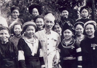 Bác Hồ cùng đồng bào các dân tộc thiểu số. Ảnh tư liệu 
