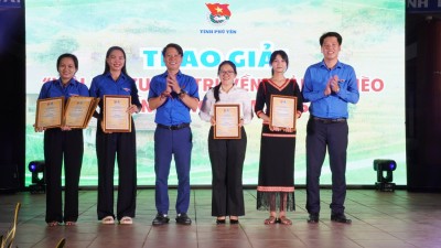 Ban Tổ chức trao giải cho các đơn vị tham gia.