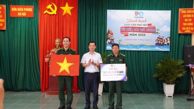 trao tặng cờ, quà cho cán bộ, chiến sĩ của Đồn Biên Phòng An Hải.