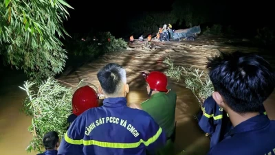 Lực lượng cứu hộ cứu nạn Công an TP Huế giải cứu 4 người dân bị mắc kẹt giữa dòng nước lũ.
