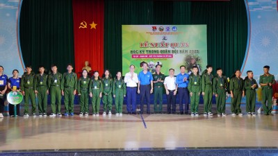 Ban Tổ chức trao thẻ học viên và chụp hình lưu niệm cùng các chiến sĩ nhí.