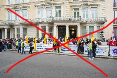Một số người bị lôi kéo vì lợi ích cá nhân đã tụ tập biểu tình trước Đại sứ quán Việt Nam tại Anh
