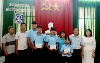 Lãnh đạo Sở GD&ĐT (bên phải) trao thưởng nóng cho các VĐV tham gia Giải thể thao học sinh phổ thông toàn quốc năm 2025.