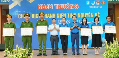 Trao bằng khen của Trung ương Đoàn cho các cá nhân có thành tích xuất sắc trong hoạt động hè và phong trào thanh niên tình nguyện năm 2024.