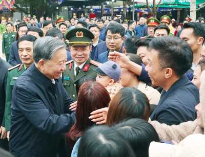 Tổng Bí thư Tô Lâm với nhân dân tại Khu Di tích lịch sử quốc gia đặc biệt Đền Hùng_Ảnh: TTXVN