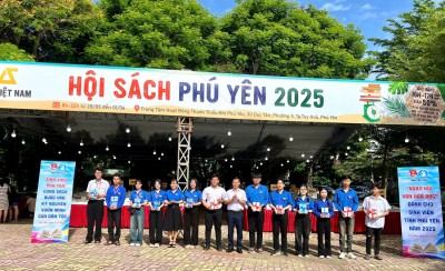 Hội Sinh viên tỉnh tặng sách cho 15 sinh viên có thành tích tiêu biểu trong học tập và rèn luyện năm học 2024-2025.