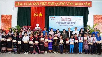 Các đồng chí: Trương Mỹ Hoa, Cao Thị Hòa An, Đinh Thị Thu Thanh cùng lãnh đạo Tỉnh đoàn, Sở GD&ĐT và nhà tài trợ trao học bổng Vừ A Dính cho học sinh người đồng bào DTTS có hoàn cảnh khó khăn.