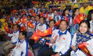 Đoàn đại biểu Việt Nam nổi bật với đồng phục xanh trắng và lá cờ đỏ sao vàng giữa hàng nghìn bạn trẻ các nước tại lễ khai mạc.