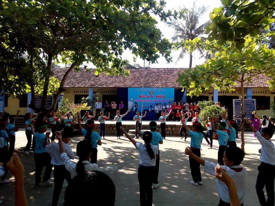 Các em đội viên tham gia hoạt động hát múa sân trường.