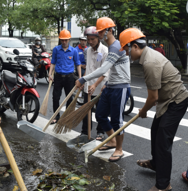 Đ/c Bùi Thanh Toàn - Bí thư Tỉnh Đoàn và ĐVTN giúp người dân khắc phục hậu quả mưa lũ tại các đoạn đường thành phố Tuy Hòa.