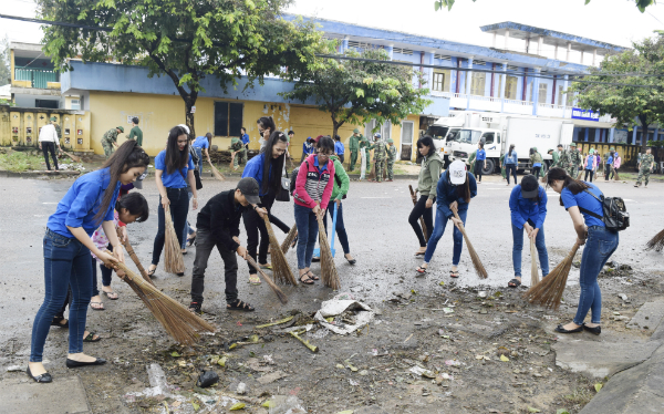 Đoàn viên, thanh niên tham gia dọn vệ sinh môi trường tuyến đường Trần Hưng Đạo, thành phố Tuy Hòa.