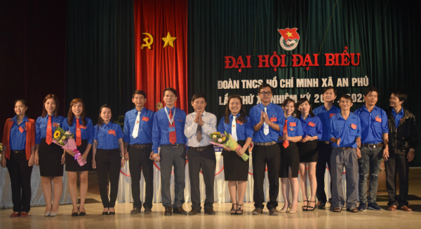 Lãnh đạo Thành Đoàn Tuy Hòa và lãnh đạo Đảng ủy xã An Phú tặng hoa chúc mừng Ban Chấp hành Đoàn TNCS Hồ Chí Minh xã An Phú khóa mới.