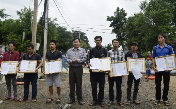 Trao bằng khen của Chủ tịch UBND tỉnh cho 7 thanh niên đã có hành động dũng cảm cứu cô trò Trường mầm non xã An Hiệp, huyện Tuy An