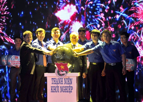Đồng chí Nguyễn Xuân Phúc - Ủy viên Bộ Chính tri, Thủ tướng Chính phủ cùng các đồng chí đại biểu và đoàn viên, thanh niên, sinh viên tiêu biểu nhấn nút chính thức phát động chương trình “Thanh niên khởi nghiệp”