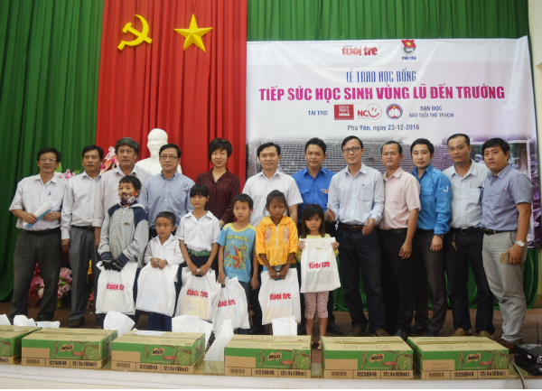 Đoàn cứu trợ trao học bổng cho các em học sinh huyện Đồng Xuân.